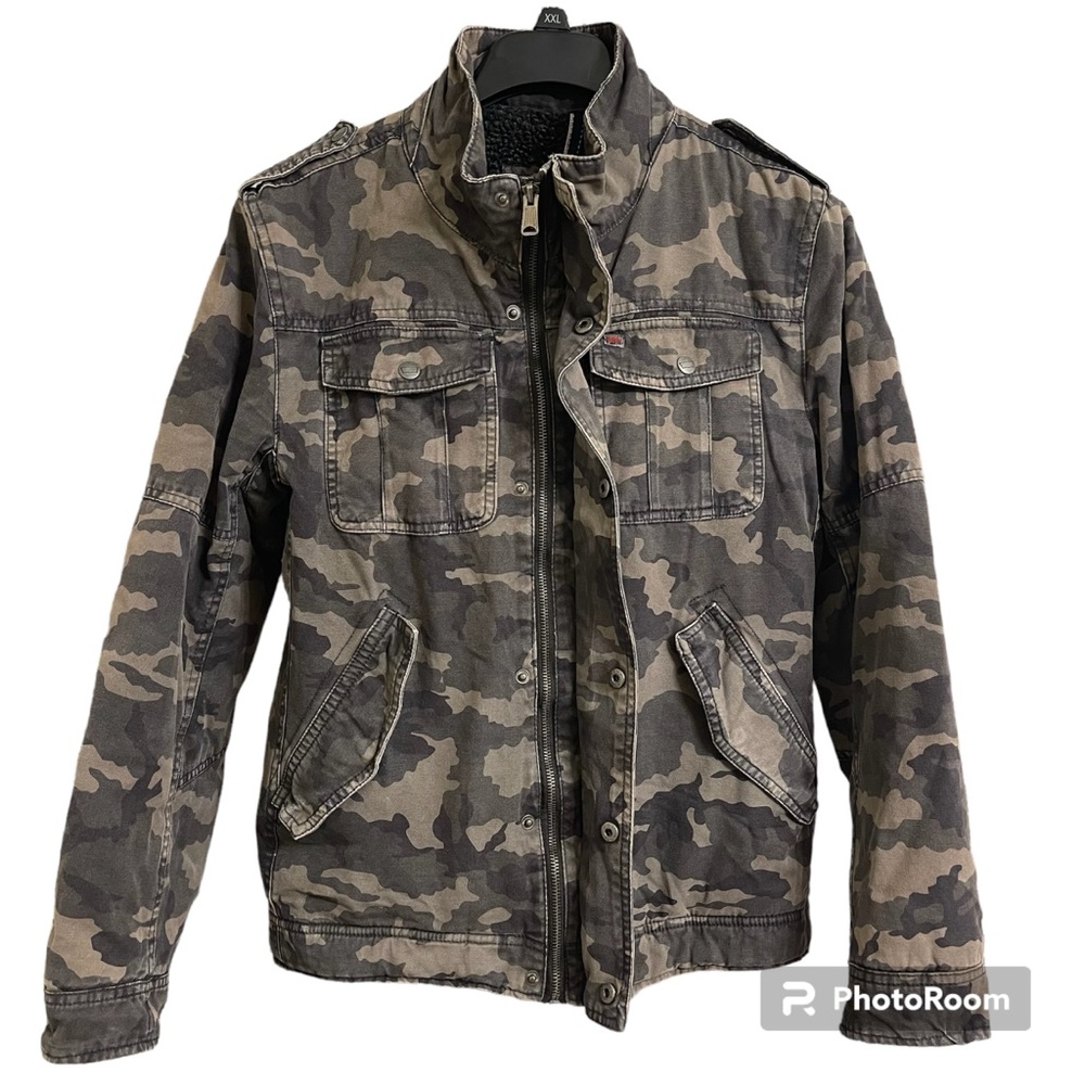 Levi’s heavy duty camo jacket with faux fur lining Zipper & snap buttons. CH S